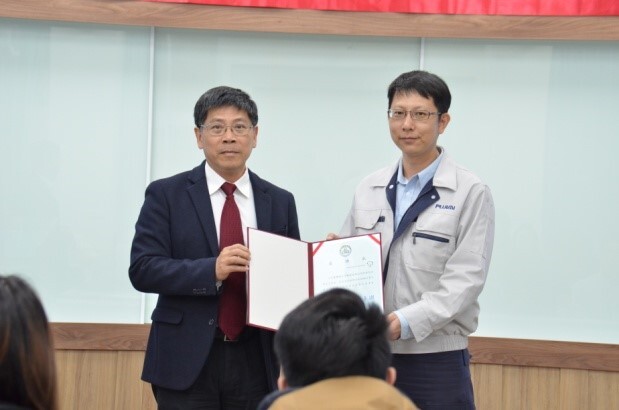 蔡東湖校長(左)頒發感謝狀 由臺灣福吉米王經理代表接受