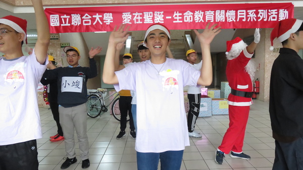 聯大志工學生開心表演