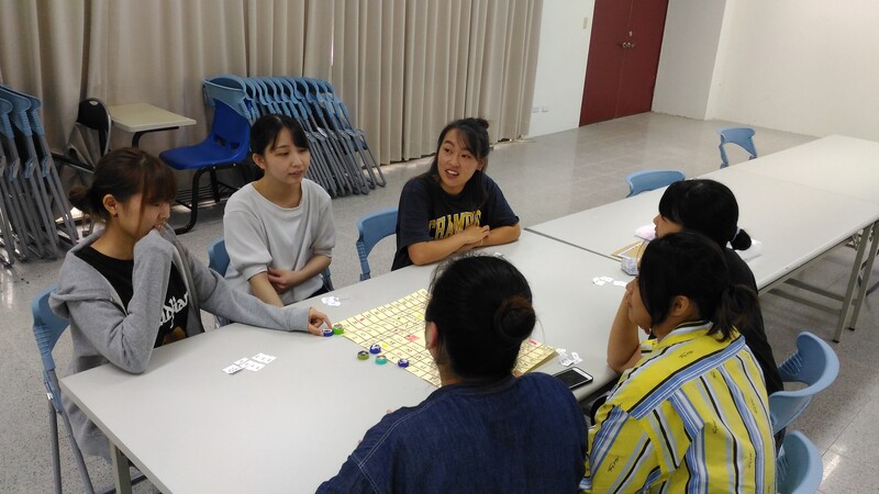 透過趣味桌遊活動引導日生沉浸於口語練習的樂趣中圖片