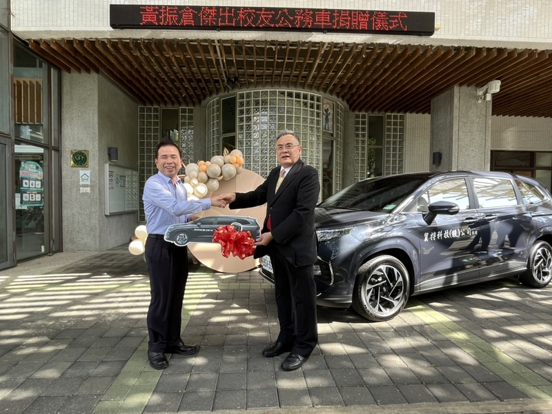 聯大李偉賢校長(右)接受黃振倉傑出校友捐贈公務車圖片