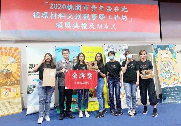 桃園市政府青年事務局李訓智主秘(左二)頒發獎項給文創系熊子扉老師(右一) 、林家伃(右二)、陳怡萍(右三)、蔣慧亭(右四) 、李宜嫻(右五)、陳曉彤(左一) 。