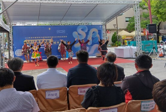 苗栗縣以泰雅族傳統樂舞在SBIR聯合成果展中歡迎九縣市廠商與民眾。