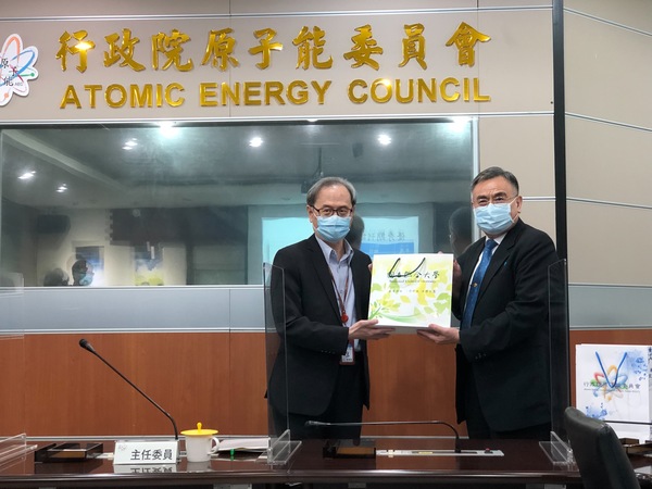 李偉賢校長致贈謝曉星主任委員紀念品