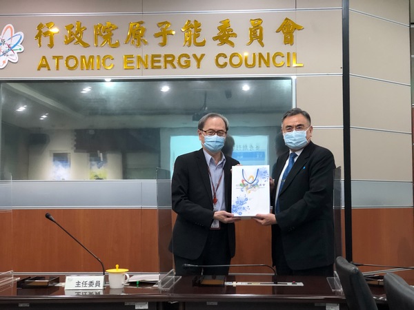 李偉賢校長接受謝曉星主任委員致贈紀念品