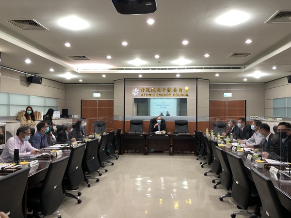 雙方與會人員討論