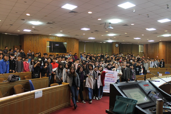 所有參與活動的師生們與講師大合照,共同比出超人起飛的姿勢,為今日