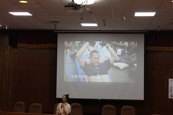 講者黃述忱小姐透過優美的歌聲和同學們分享一路走來的艱辛