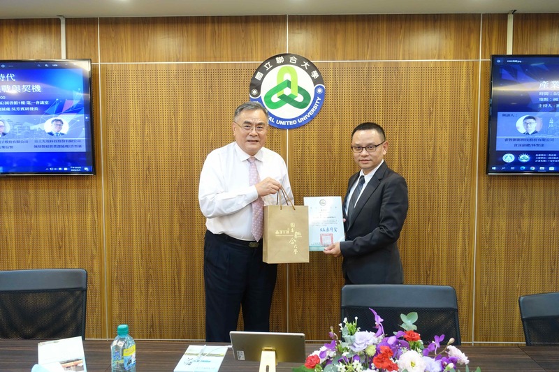 聯大李偉賢校長(左)致贈感謝狀予國巨集團奇力新電子股份有限公司葉信賢總監圖片
