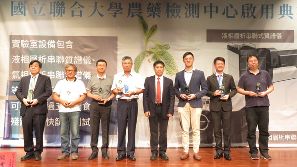 聯大校長蔡東湖(右4)致贈捐款者紀念品合影