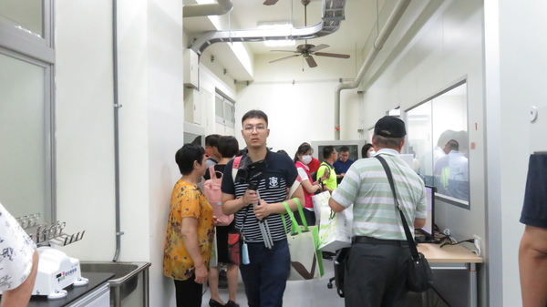 校長蔡東湖和與會來賓介紹儀器