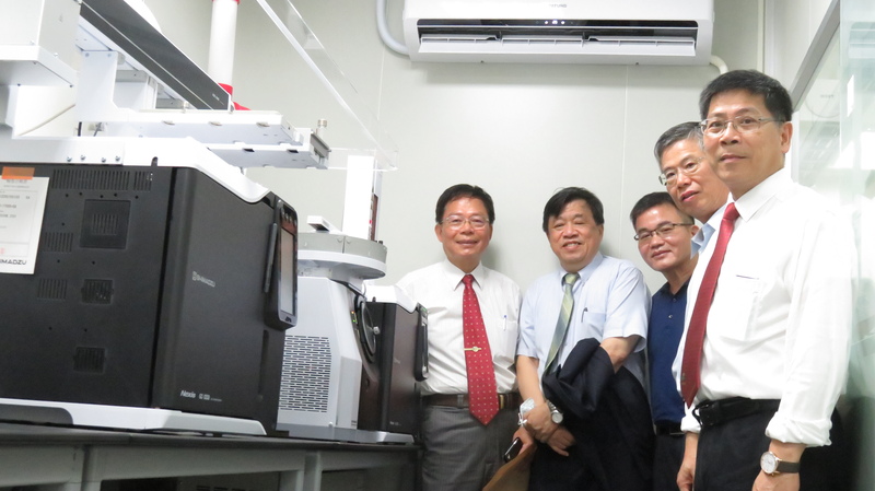 化工系主任劉鳳錦(左1)和與會來賓介紹儀器合影