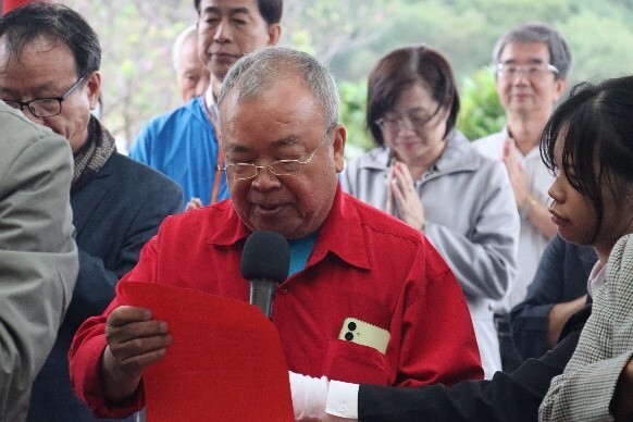 客家八音團長徐福城(中間穿紅色夾克者)以客語唸誦疏文。