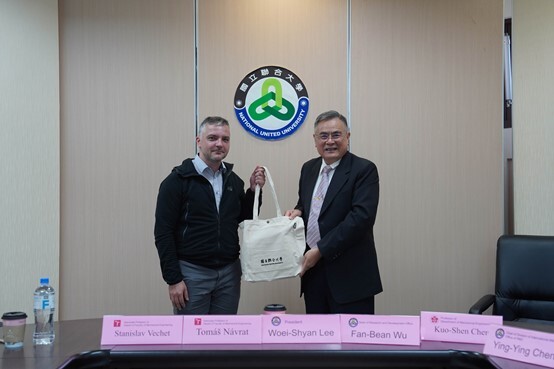 本校校長李偉賢(圖右)致贈禮品予布爾諾理工大學Tomáš Návrat副教授(圖左)圖片