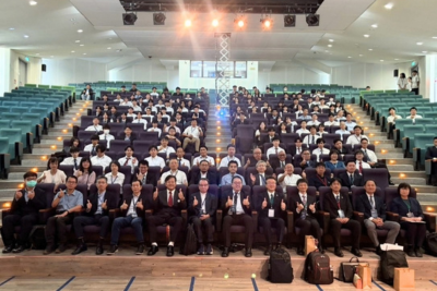 台日與會貴賓及師生於開幕式合影。