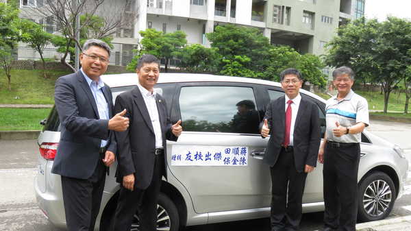 聯大校長蔡東湖(右2)、總務長曾坤祥(右1)和傑出校友蔣順田董事長(左2)及陳金保董事長(左1)於捐贈校車合影
