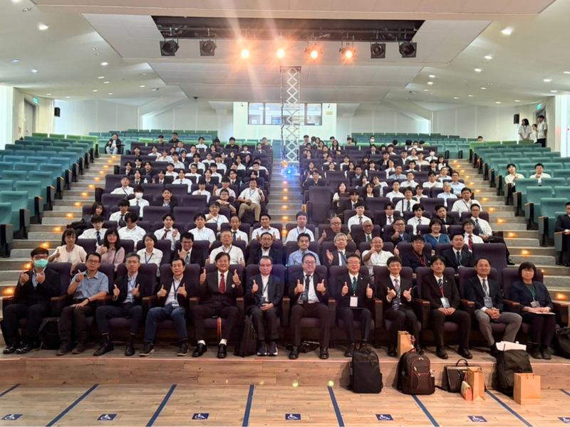 台日與會貴賓及師生於開幕式合影。圖片