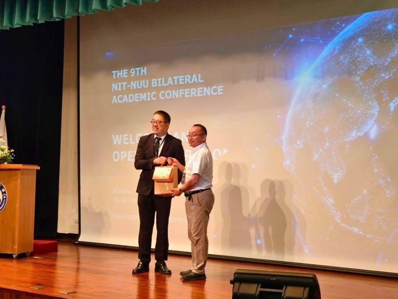 聯合大學致贈紀念禮品予宇部工業高等專門學校副校長畑村学。圖片