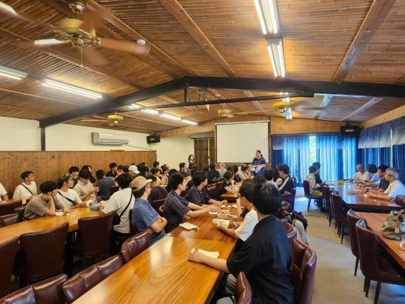 台日師生參訪苗栗卓也小屋，體驗在地文化。圖片
