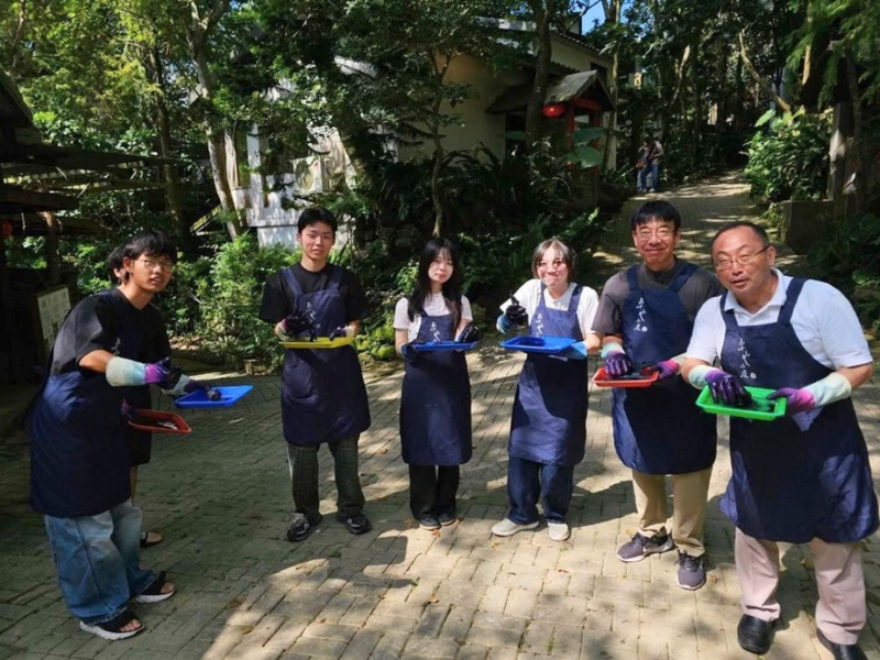 台日師生於卓也小屋參與手作體驗。圖片