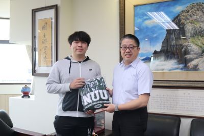 聯大機械系學生暖心助人背負長者上樓‧展現青年世代善行典範