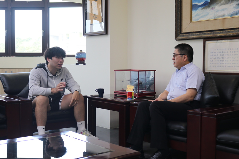 圖1.呂書宇同學與校長會面分享助人當下的心情圖片