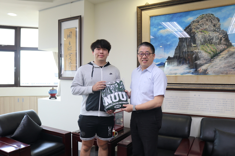 圖2.校長於會面時特別肯定呂書宇同學的善行義舉，展現青年學子的正向力量與溫暖影響力。圖片