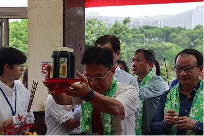 副校長劉鳳錦向伯公獻上仙草茶。