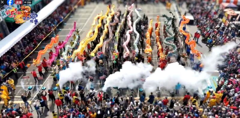 圖3.15隻祥龍於苗栗玉清宮廣場熱鬧展開今年的火旁龍活動圖片