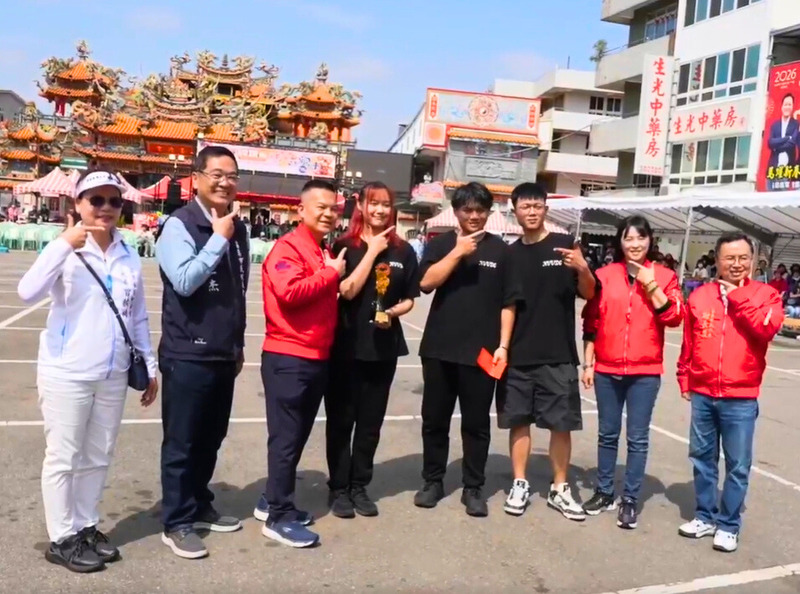 圖5.國立聯合大學龍隊在激烈競技中脫穎而出，以破紀錄的476分高分，勇奪今年貓裏客家龍競技冠軍（尊龍獎）受獎照片圖片