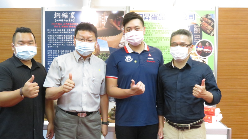 副校長張良漢(左2)、俞龍通主任(右1)和育成中心輔導廠商合影圖片