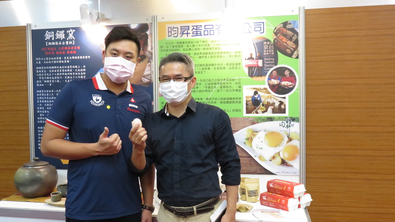 創新中心主任俞龍通與輔導廠商代表合影圖片