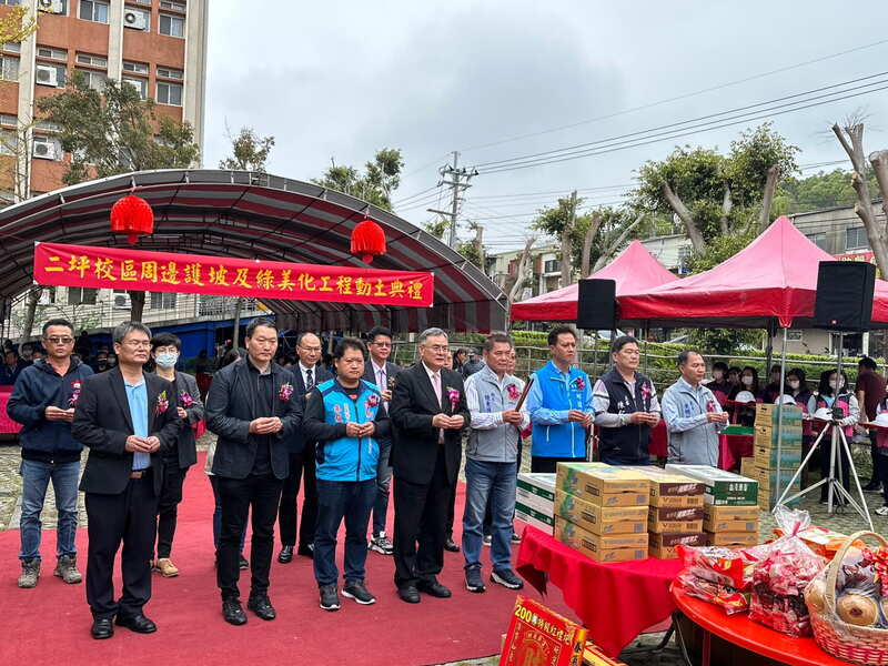 李偉賢校長、鍾東錦縣長及與會貴賓共同上香祈福開工動土順利圖片