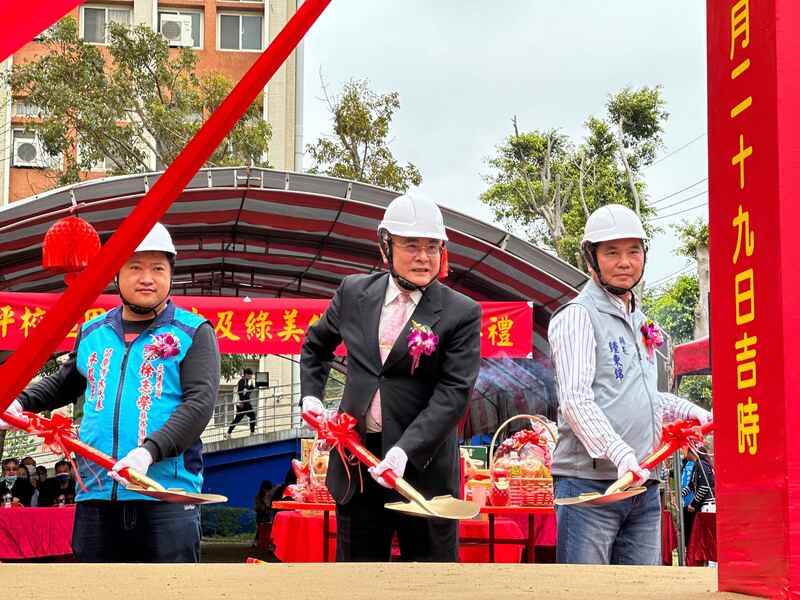 李偉賢校長(中)和鍾東錦縣長(右)動鏟合影圖片