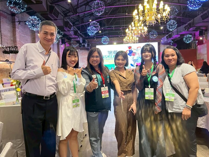 圖2.李昀軒、王怡真同學及其母親與移民署陳建成副署長、麥玉珍立法委員合照圖片