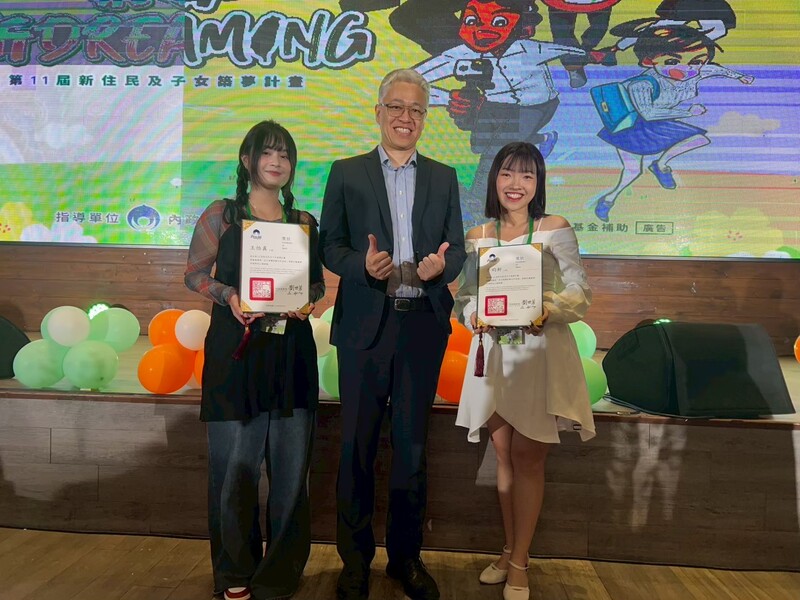 圖3.李昀軒、王怡真同學與內政部吳堂安常務次長合照圖片