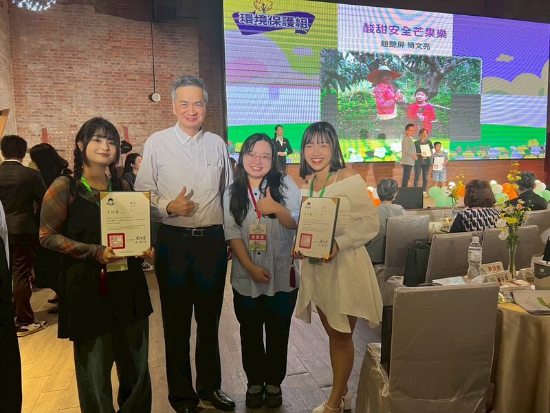 圖4.李昀軒、王怡真同學與移民署陳建成副署長合照並邀請新二代代表人物劉千萍一起合影圖片