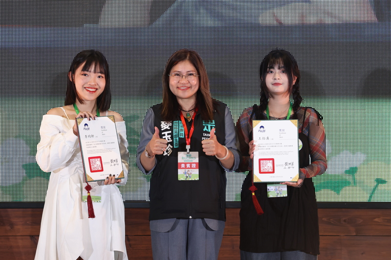 圖5.李昀軒、王怡真同學與麥玉珍立法委員合影圖片