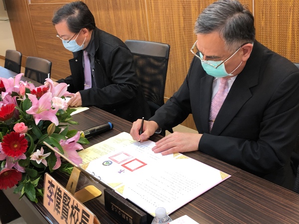 聯大李偉賢校長(右)和仁德醫專黃柏翔校長簽約儀式