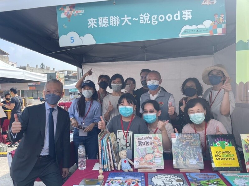 科林研發郭偉毅總經理、國家圖書館曾淑賢館長、徐耀昌縣長及館員合影圖片