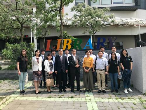 圖一 與會人員於圖書館前合照,研發處組長江莉琦(右四)