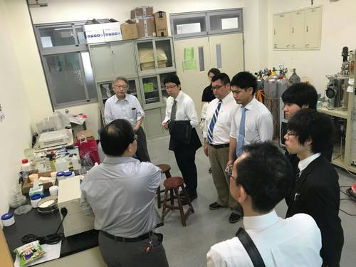 圖二 日本教授參觀材料科學工程學系實驗室,材料系吳芳賓老師(左一)