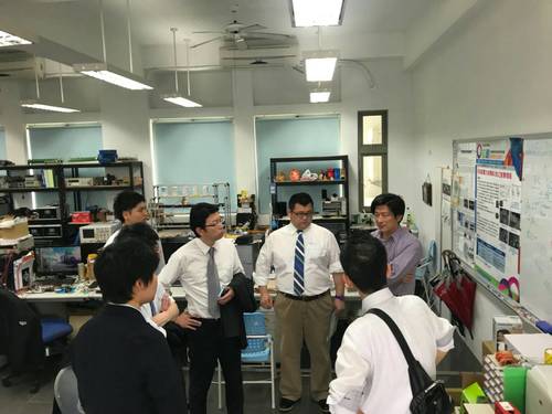 圖三 參觀電機工程學系實驗室,電機系吳有基老師(右一)