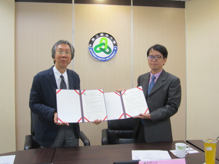 蒙庫國王科技大學校長Dr.Suvit Saetia (圖左)與本校客家研究學院院長張陳基(圖右)完成簽約