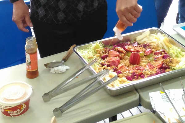 受獎生製作馬來西亞年菜「撈魚生」