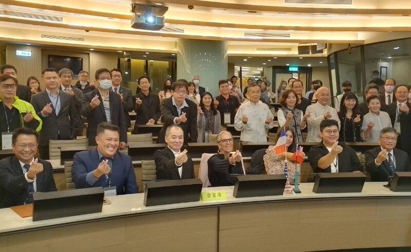 R20主席密雪兒莎邦(Mrs.Michèle Sabban)與６家企業及２所大學會中合影圖片
