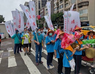 苗栗縣十八鄉鎮信徒隨義民北上參加義民嘉年華遊行,曾理事長(女性)引領神轎圖片