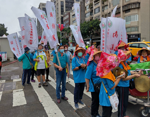 苗栗縣十八鄉鎮信徒隨義民北上參加義民嘉年華遊行,曾理事長(女性)引領神轎1圖片