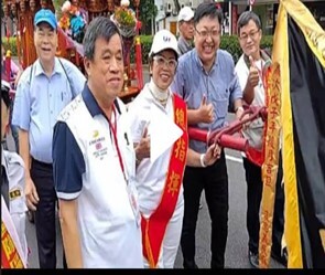 苗栗縣十八鄉鎮信徒隨義民北上參加義民嘉年華遊行,曾理事長(女性)引領神轎1圖片