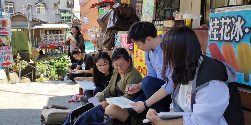 老師與學員於南庄街訪速寫