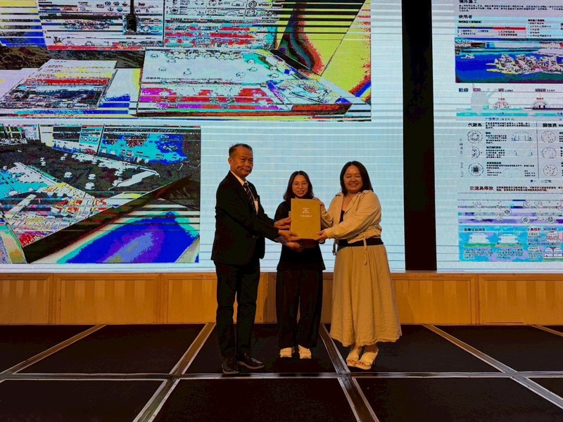 圖1.特別獎作品為張幼薇同學所提出之「浮遊共居 Floating Island - Coexistence in Urban Waterfront」，指導老師為陳品竹老師。圖片